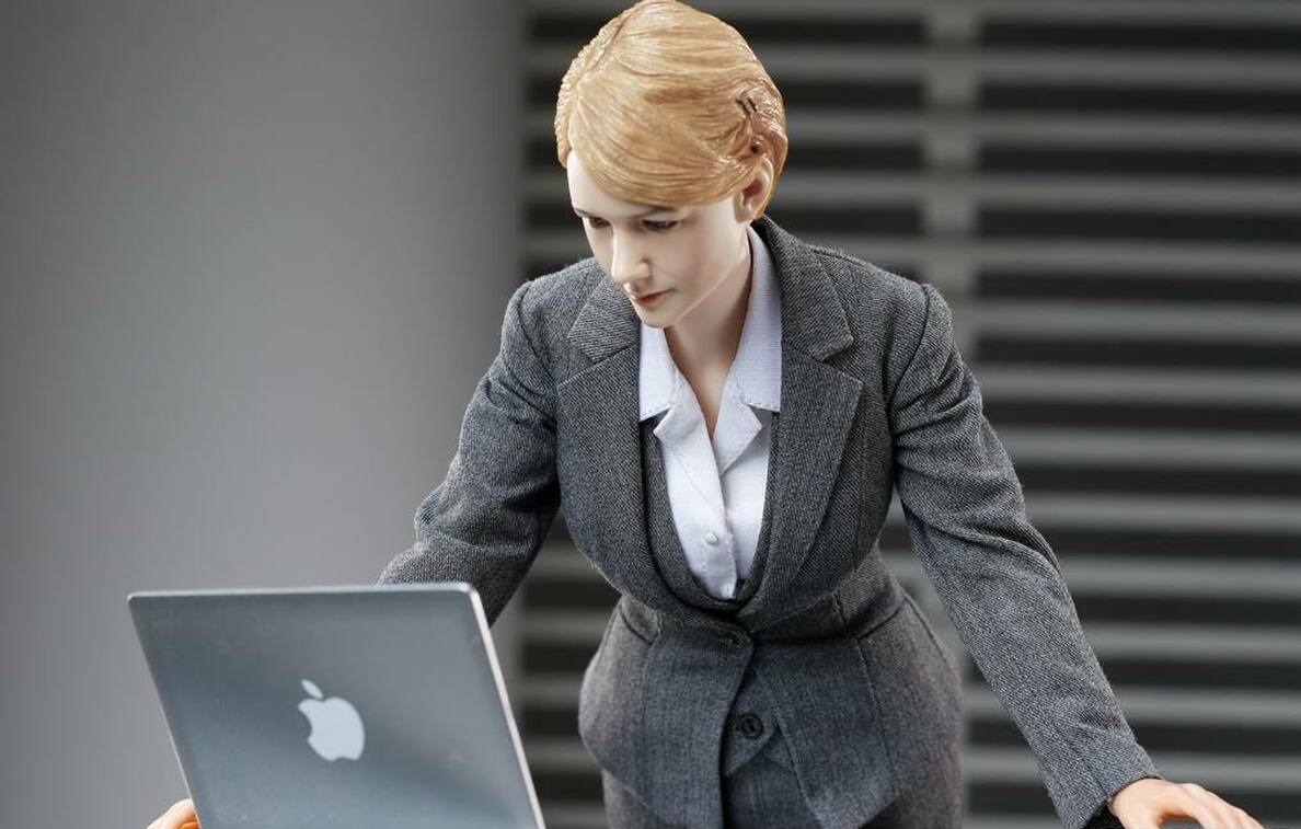 女士白領(lǐng)職業(yè)套裝