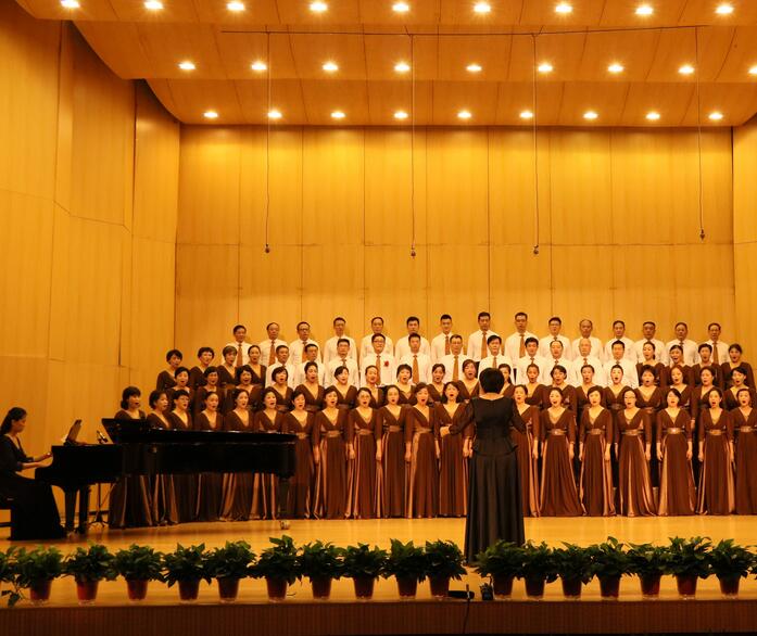 女指揮穿什么服裝合適?