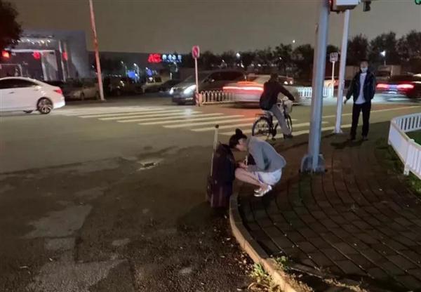 未及時(shí)換冬裝，海航空姐被凍瑟瑟發(fā)抖